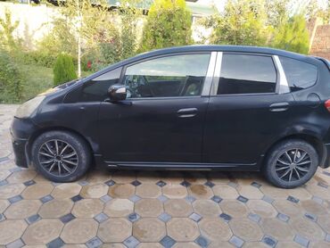купить маленькую машину недорого: Компактный хэтчбек Honda Fit черный цвет кузова. 5 дверей