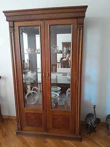 Klassik üslubda vitrin mebel dəsti təqdim olunur. Dəstə 1 ədəd