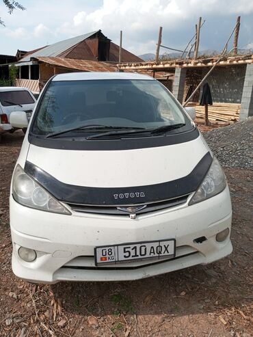 авто реф: Белый минивэн Toyota Estima с плавными линиями кузова и