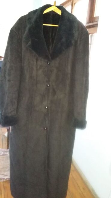 женская новая куртка: Дублёнка женская, почти новая, черного цвета