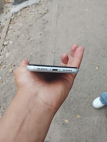 iphone xр: Apple iPhone XR, белый цвет. Основные характеристики: - Экран 6.1" — 4
