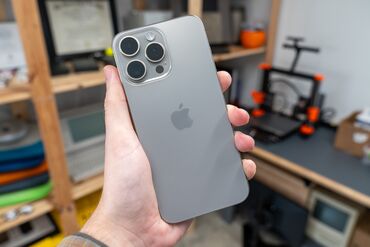 маленький айфон: IPhone 15 Pro Max, Колдонулган, 256 ГБ, Natural Titanium, Заряддоочу түзүлүш, Коргоочу айнек, 90 %