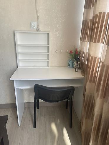 Ağ rəngli kompakt iş/oxu masası və plastik arxalı oturacaq dəsti