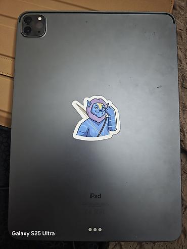 ipad pro 2018: Apple iPad planşet. Arxa hissədə Apple loqosu yoxdur, “iPad” yazısı — 2