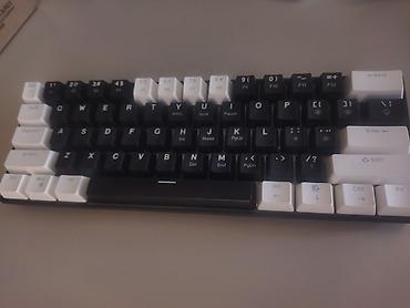 Mekanik klaviatura – kompakt 75% (tenkeyless) quruluşda, qara-ağ iki