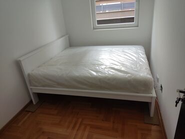 Kreveti: Beli jednokrevetni krevet, idealan za dečije ili manje spavaće sobe — 3
