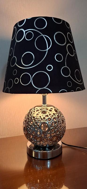 Masa/Lazımüstü lampa - Dizayn: Qara abajurun üzərində gümüşü dairəvi