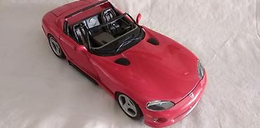 ociscena: Burago Dodge Viper 1 /18, fali staklo.Desno sediste nije — 1