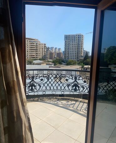 Həyət evləri və villaların satışı: Şəhər mənzərəsinə açılan balkonları olan möhtəşəm fasadlı 4 mərtəbəli — 2