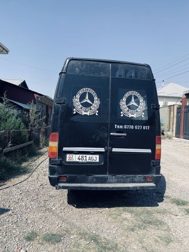 спринтер дом: Черный фургон Mercedes-Benz Sprinter, оснащенный задними дверями, что