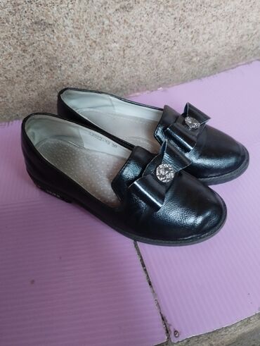 черные туфли: Туфли для девочки 1 ) на 6 лет размер 30 в отличном состоянии 2)