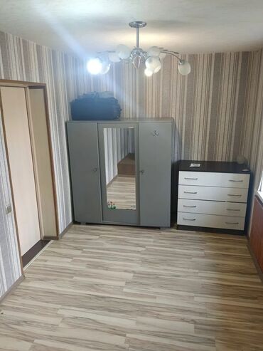 сдаю квартира дом: Сдаётся дом 3 комнатыкухня отдельно,крытый двор,,отопление двух