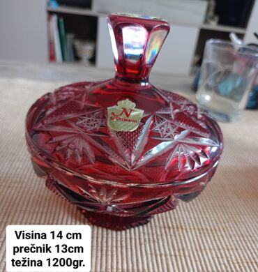 Ostalo posuđe: Kristalna posuda sa poklopcem, crvene boje, ukrašena brušenim