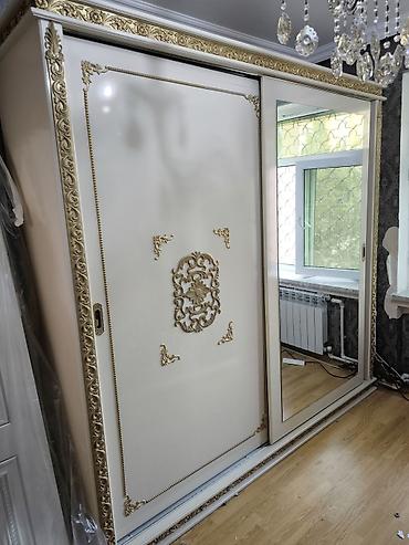 Klassik üslubda sürgülü qapılı qarderob - Rəng: krem/şam ağacı