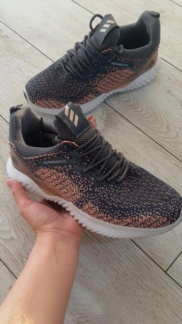 Кроссовки и спортивная обувь: Кроссовки, 39, Adidas, Б/у, цвет - Серый, Платная доставка