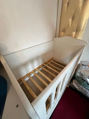 Детские односпальные кровати: Детская кроватка с рисунком Винни-Пуха - Материал: МДФ/дерево, каркас — 2