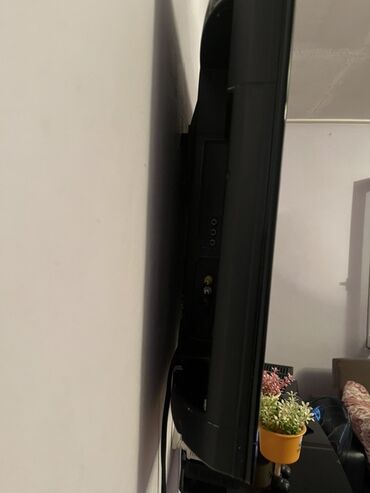 ekran kartı notebook: Vestel markalı qara rəngli yastı ekranlı televizor. Bu televizor