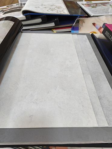 Açıq boz rəng palitrasında divar kağızı kataloqu - Üslub: minimal və