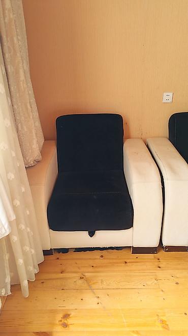 i̇ki neferlik divan: Qara oturacaq və arxa hissə, krem rəngli iri sütun formalı qol — 1