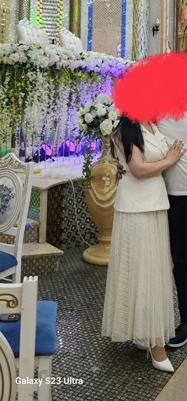 вечерняя платье новая: Ağ rəngli zərif ziyafət geyimi - Üst hissə: qolsuz, yaxası qatlana