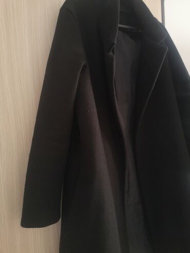 Kaputi: Ženski kaput, crne boje. Cena za jedan. Veličina M - Model na lalafo.rs — 5 Kaputi: Ženski kaput, crne boje. Cena za jedan. Veličina M - Model — 5