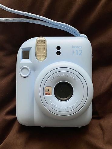 ayfon 14 pro maxs: Fujifilm Instax mini 12 ani kamera – açıq mavi rəngdə, boyun/kəmər — 1