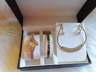 Setovi nakita: Cena 2100din
Bez kutije ide — 5