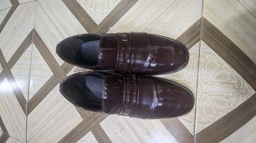 бордовые мужские мокасины: Kişi klassik tuflisi – laklı bordo rəng - Model: slip-on (bağsız), üst