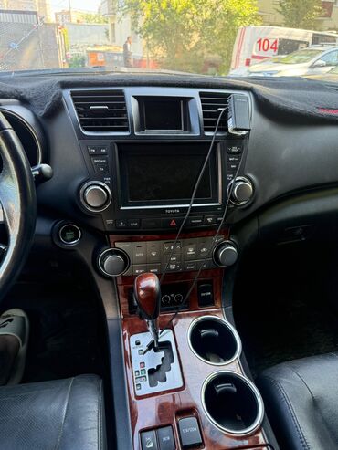 тайота хайландыр: Toyota Highlander — просторный 7-местный кроссовер с кожаным салоном и