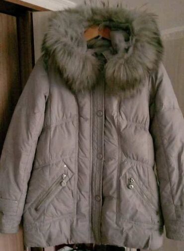 Пуховики и зимние куртки: Тепленькая куртка с натуральным мехом. На 46 размер. Отличное