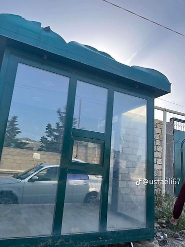 Şüşəli kiçik pavilon/kiosk - Ölçü: təxmini 2,5 x 2 m (fotolara — 1