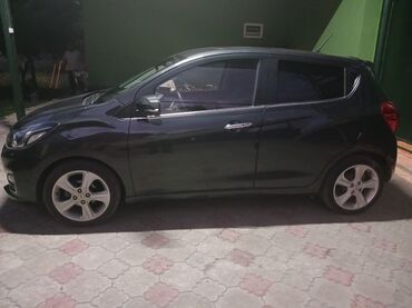 авто в лизинг без первоначального взноса: Автомобиль Chevrolet Spark в цвете "мокрый асфальт ". Год выпуска