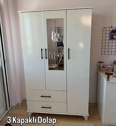 3 qapılı paltar dolabı – ağ rəngdə, şüşə güzgülü orta qapı ilə. -