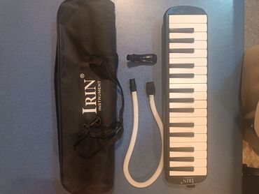 musiqi aletleri magazasi: IRIN markalı 37 klavişli melodian. Ağ və qara rəngli klavişlərə