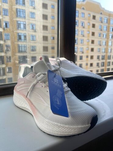 спортивные женские кофты: Продаю абсолютно новые кроссовки от бренда Warrior 💥 Размер 38( чуть