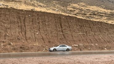 c class: Mercedes‑Benz S‑Class (W220), серебристый седан бизнес‑класса. -