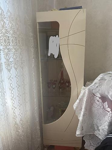 Şüşə vitrin dolabı - Dizayn: Kremsi-ağ rəngdə, ön hissəsi dalğalı