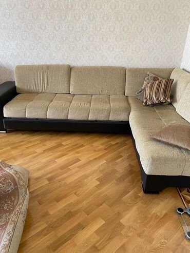 metbex ucun kunc divanlari: L formalı künc divan - Rəng: bej oturacaq və arxa hissə, qara baza və