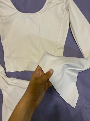 sortlar: Ağ rəngli qadın topu - Model: uzunqol, qısabad (crop) top - Dizayn — 2