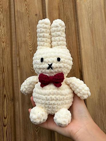 декоративный зайчик: Мягкая вязаная игрушка-зайчик ручной работы из плюшевой пряжи. Игрушка — 1