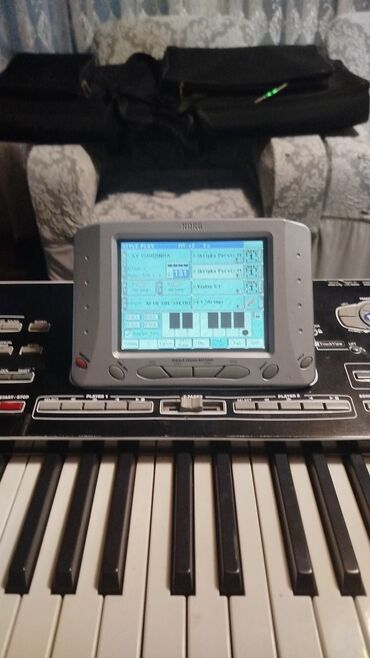 японский золотой саксофон и гитара: Sintezator, Korg