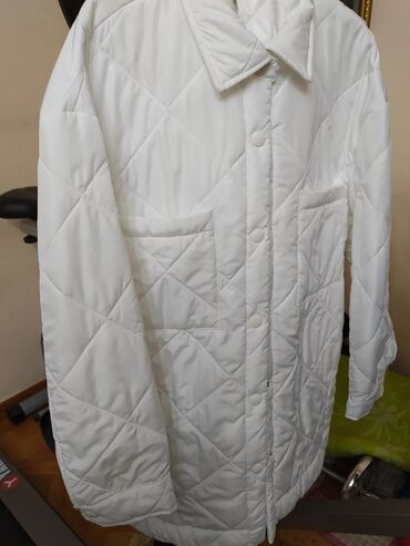 Демисезонные куртки: Продаю шикарную белоснежную курточку, производство Италия,размер — 14