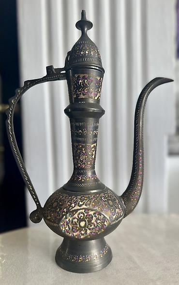 ibrik: Şərq üslublu dekorativ metal “ibrik” (qab) Bağlı uerdə saxlanılır — 2