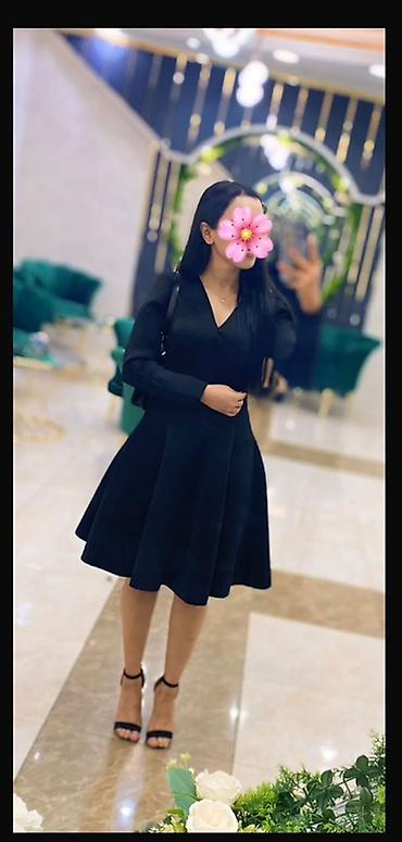 son model donlar: Qara rəngli zərif qadın paltarı - Stil: Klassik və eleqant, A-kəsim — 1