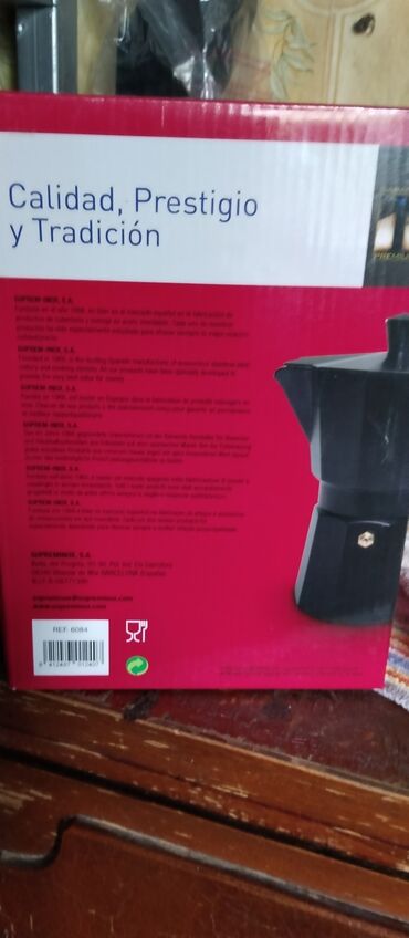 испания испании: Новая в упаковке гейзерная кофеварка . С наружи покрыта тефлоном