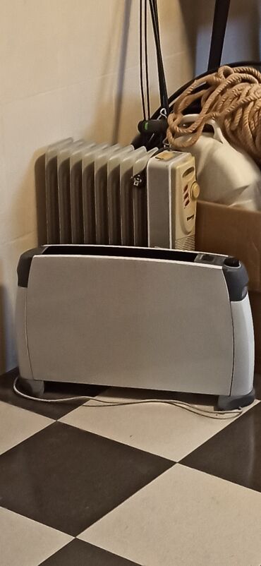Hava nəmləndiriciləri və təmizləyiciləri: Bu elektrik qızdırıcı, boz rəngli korpusa və qara detallara malikdir