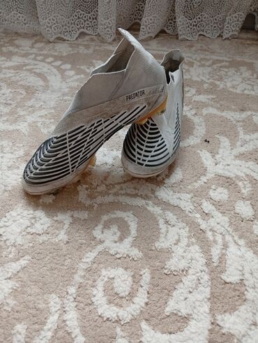 бутсы футбольные найк: Футбольные бутсы Adidas Predator в светлом цвете, предназначенные для
