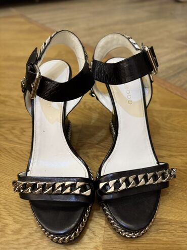 бежевые босоножки на тракторной подошве: Размер: 35, цвет - Черный, Б/у