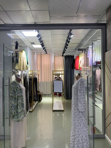 Недвижимость: Продаю готовый бизнес женской одежды в ТЦ Беш-Сары, (вход со стороны