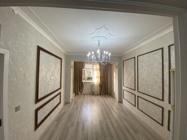 Köhnə tikili: 2 otaqlı mənzil – zövqlü dizaynla - Geniş zal: dekorativ panellər — 1